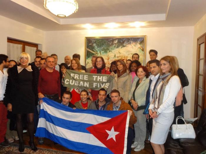 La Asociación de Amistad Serbio-Cubana Belgrado, el Comité Serbio por la liberación de los Cinco Cubanos de Belgrado, la Embajada de Venezuela, representantes del grupo S.A. LABIOFAM, estudiantes de la Facultad de Derecho, cubanos residentes en Serbia y amigos de Cuba, ratifican su respaldo por la liberación de nuestros Cinco Héroes, en actividad efectuada en la Embajada de Cuba en Serbia, con la presentación del documental 
