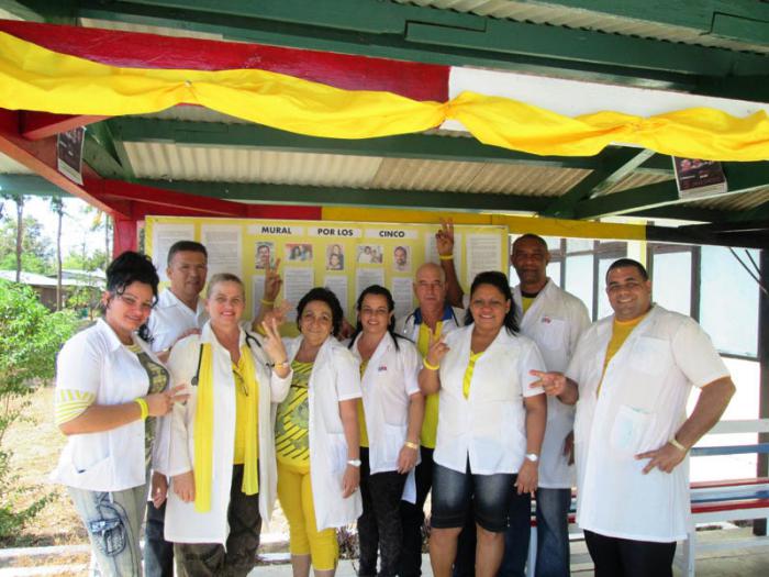 Desde la República Democrática de Timor oriental, los integrantes de la brigada médica cubana apoyan la causa de nuestros Cinco Héroes.