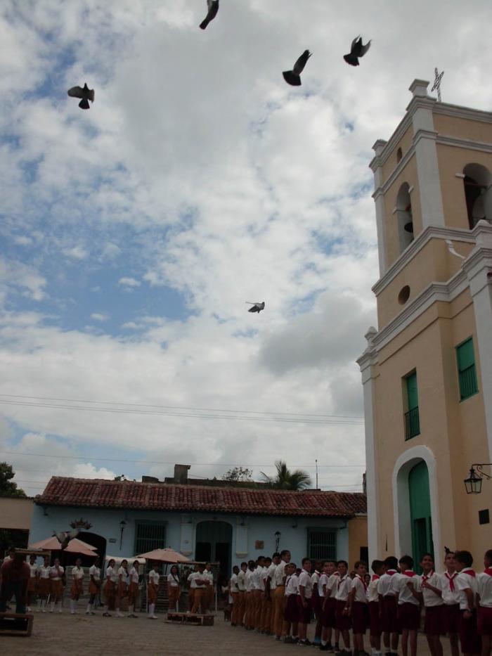 En la Plaza de San Juan de Dios, en la ciudad de Camagüey, una de las tantas acciones de los pioneros camagüeyanos a favor de la causa de los Cinco Antiterroristas cubanos.