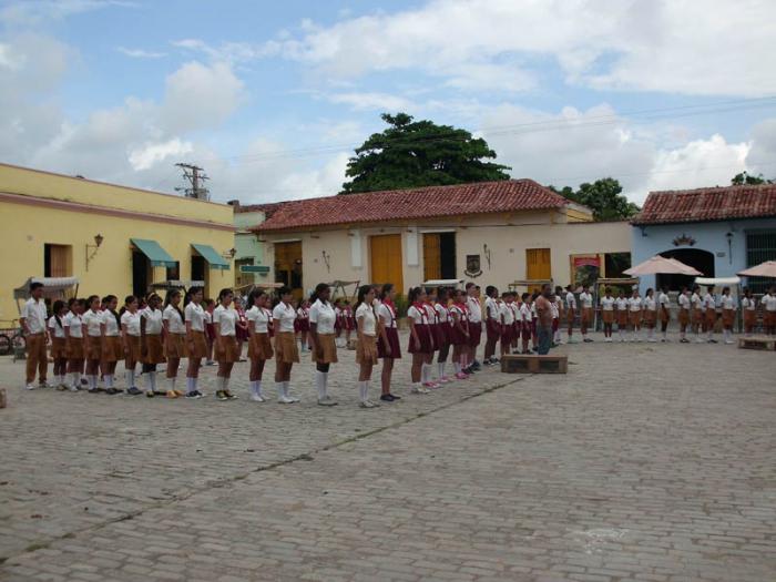En la Plaza de San Juan de Dios, en la ciudad de Camagüey, una de las tantas acciones de los pioneros camagüeyanos a favor de la causa de los Cinco Antiterroristas cubanos.