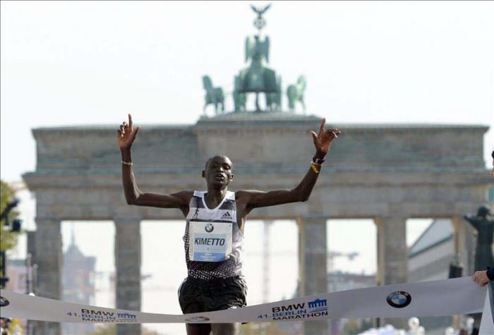El kenyano Dennis Kimetto rompe en el maratón de Berlín la barrera de las dos horas y tres minutos. Nuevo récord del mundo:2:02:57 horas.