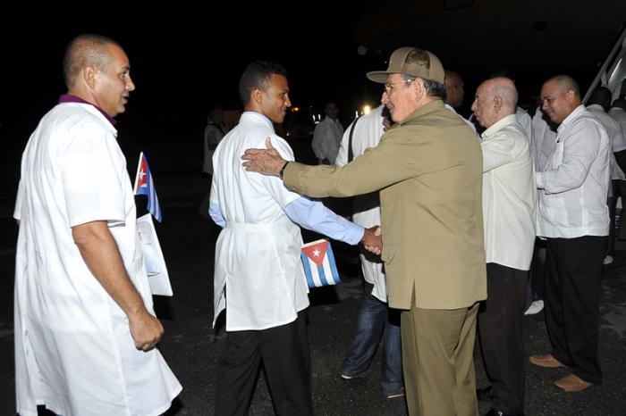 El presidente cubano Raúl Castro despide  a los colaboradores que parten hacia Sierra Leona a combatir el ébola.
