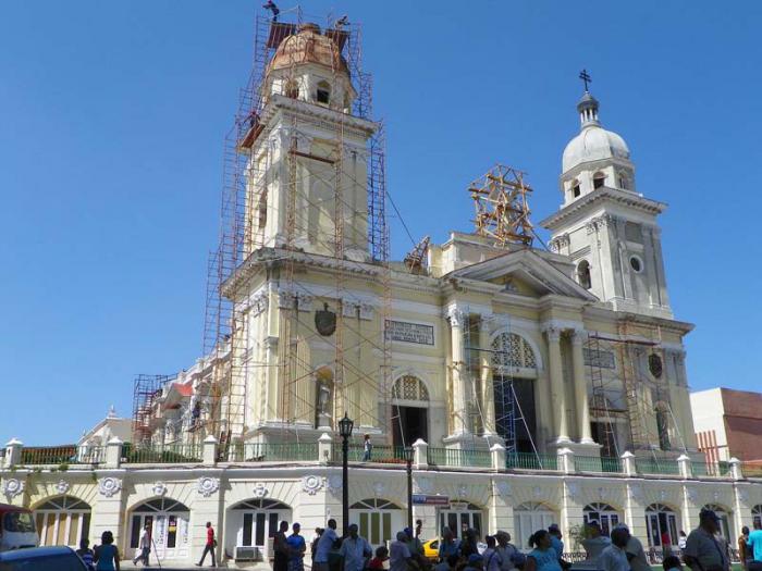 Entre las obras que se realizan con motivo del 500 aniversario de la fundación de Santiago de Cuba está la restauración de la catedral de Santiago de Cuba, en los alrededores del Parque Céspedes