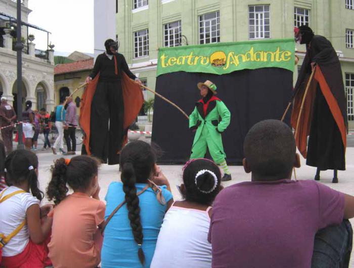 En plena Plaza del Gallo mostraron su arte a grandes y chicos los integrantes de Teatro Andante. 