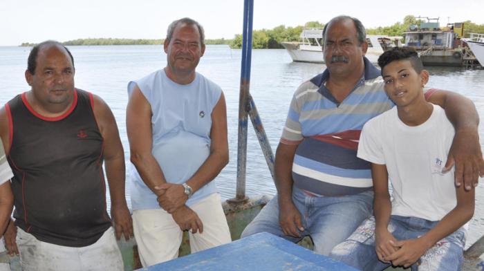 El sencillo ambiente de una familia de pescadores. De izquierda a derecha, Osiris, Gonzalo, Gustavo y su hijo Antonio. En la foto falta Alexánder, el otro hermano que también forma parte de la tripulación del camaronero 328
