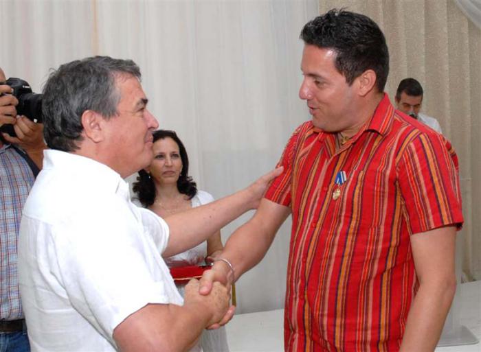 Julián González Toledo, ministro de Cultura, condecora a Freddys Núñez Estenoz, director artístico del Festival.