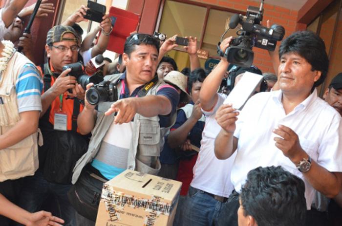 El presidente Evo Morales ejerce su derecho al voto en la localidad Villa 14 de Septiembre, en Cochabamba, el 12 de octubre de 2014.Foto ABI 