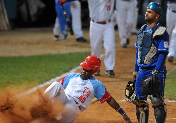 52 Serie Nacional de Beisbol-juego inaugural entre los equipos de Ciego de  Avila vs. Industriales
Foto: Ricardo Lopez Hevia 27/11/2012