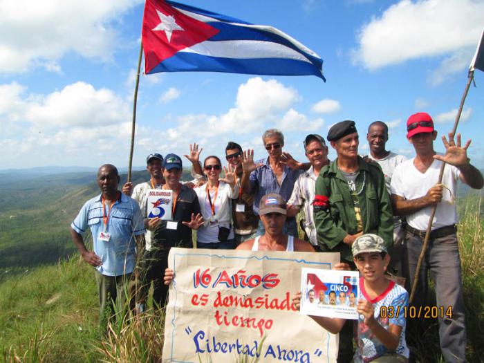 Estudiantes y trabajadores de la Escuela de Hotelería y Turismo de Pinar del Río, adscrita a FORMATUR, acompañados por Combatientes de la Revolución y pioneros, entre las múltiples actividades que han desarrollado en esta Jornada de Solidaridad, escalaron el Cerro de Cabras, y desde su cima exigieron ¡¡LIBERTAD AHORA PARA NUESTROS HERMANOS ANTONIO, GERARDO Y RAMÓN!!