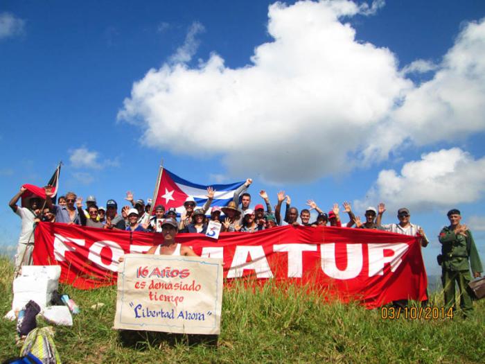 Estudiantes y trabajadores de la Escuela de Hotelería y Turismo de Pinar del Río, adscrita a FORMATUR, acompañados por Combatientes de la Revolución y pioneros, entre las múltiples actividades que han desarrollado en esta Jornada de Solidaridad, escalaron el Cerro de Cabras, y desde su cima exigieron ¡¡LIBERTAD AHORA PARA NUESTROS HERMANOS ANTONIO, GERARDO Y RAMÓN!!