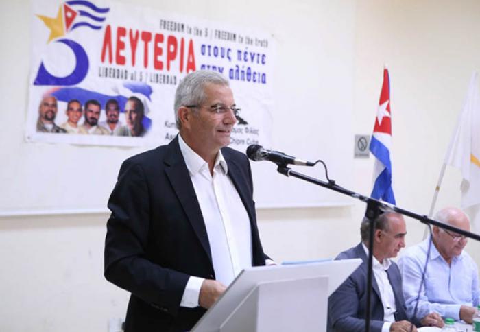 Acto de solidaridad con los 5 en Chipre. Andros Kyprianou, secretario general del Partido AKEL, reiteró la solidaridad de los chipriotas con los 5 héroes cubanos y reclamó la inmediata liberación de Gerardo, Ramón y Antonio.