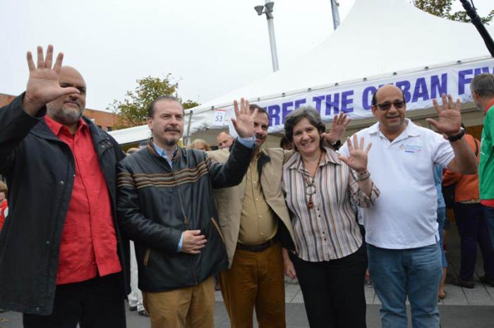 Embajadores de varios países hermanos del ALBA acreditados en Bruselas asisten al Festival Manifiesta, el 20 de septiembre de 2014, para expresar personalmente su apoyo y compromiso con la causa de los Cinco al Héroe de la República de Cuba Fernando González Llort. En la foto, de izquierda a derecha, el Embajador de la República Bolivariana de Venezuela, Antonio García Danglades; el Embajador del Estado Plurinacional de Bolivia, René Fernández Revollo; el Héroe de la República de Cuba Fernando González Llort; la Embajadora de la República de Cuba Mirtha Hormilla Castro y el Embajador de la República de Nicaragua, Lautaro Sandino Montes.