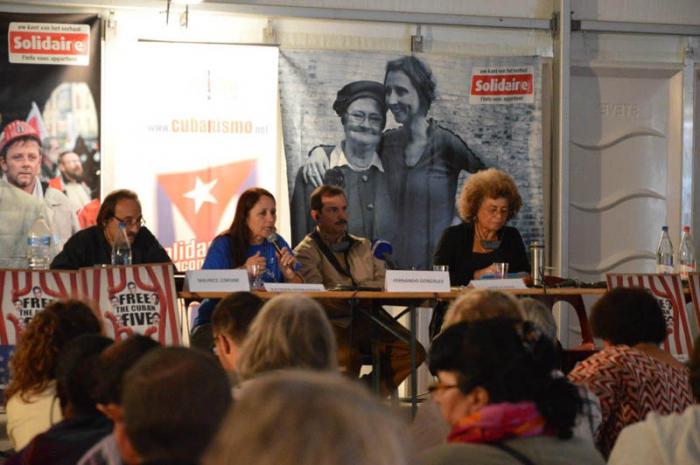 Testimonio gráfico del instante en que Fernando González Llort y la luchadora norteamericana por los derechos civiles Ángela Davis se conocen el 20 de septiembre de 2014 en el Festival Manifiesta, Bélgica, y asisten juntos a una masiva acción por  la liberación de Gerardo, Ramón y Antonio, junto al ex director del periódico Le Monde Diplomatic Maurice Lemoine.