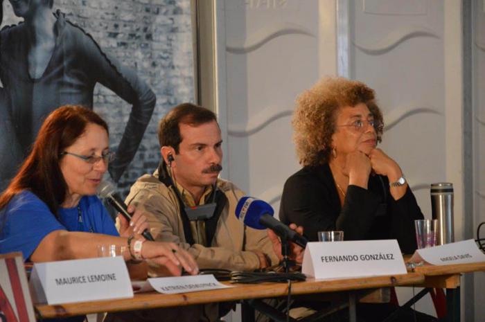 Testimonio gráfico del instante en que Fernando González Llort y la luchadora norteamericana por los derechos civiles Ángela Davis se conocen el 20 de septiembre de 2014 en el Festival Manifiesta, Bélgica, y asisten juntos a una masiva acción por  la liberación de Gerardo, Ramón y Antonio, junto al ex director del periódico Le Monde Diplomatic Maurice Lemoine.