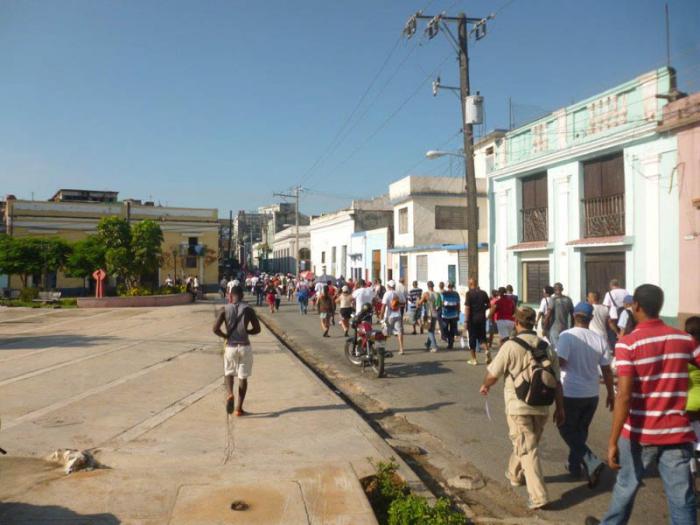Los trabajadores de la Central Termoeléctrica Antonio Guiteras, en Matanzas, realizaron una marcha revolucionaria y combativa, desde la planta hasta el parque de la Libertad de esta Ciudad, en apoyo a la Jornada de Solidaridad por los cinco.