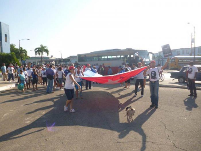 Los trabajadores de la Central Termoeléctrica Antonio Guiteras, en Matanzas, realizaron una marcha revolucionaria y combativa, desde la planta hasta el parque de la Libertad de esta Ciudad, en apoyo a la Jornada de Solidaridad por los cinco.