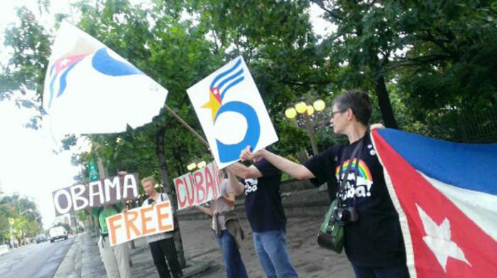 Amigos del grupo Ottawa Cuba Connection se manifiestan a favor de los Cinco los día 5 de cada mes frente a la Embajada de Estados Unidos en esta ciudad.