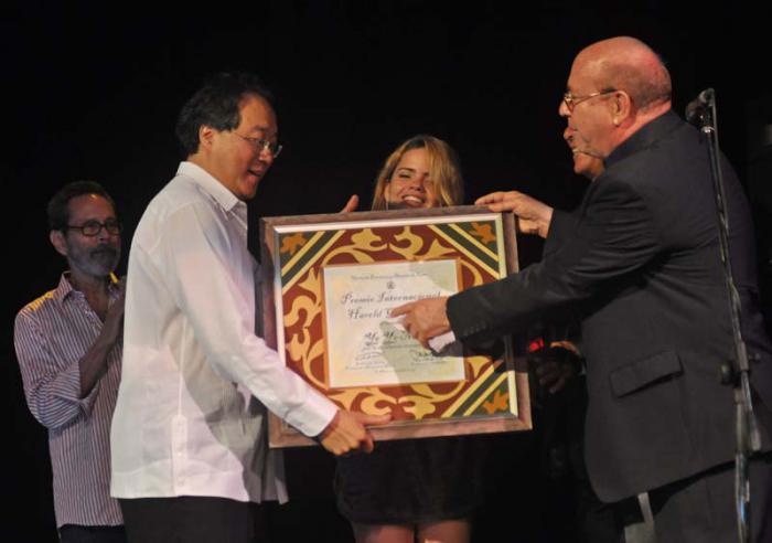 Miguel Barnet (der), presidente de la UNEAC, entrega al violonchelista franco-estadounidense Yo-Yo Ma (izq) el premio internacional Harold Gramach, como parte de VI Festival Leo Brouwer, en el Teatro Martí. Detras de Yo-Yo Ma se puede apreciar a Leo Brouwer, presidente del Festival.