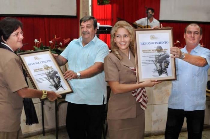 Entrega de reconocimientos a trabajadoresa Bancarios.