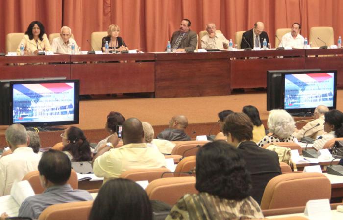 VIII Congreso Cubano de Microbiologia y Parasitologia. Presidieron la apertura del evento José Angel Portal Miranda, viceministro primero de Salud, José Di Fabio, representante de la OPS en Cuba, Maria Guadalupe Guzman, presidenta de la Sociedad Cubana de Microbiologia y Parasitologia, Jorge Pérez, director del IPK.