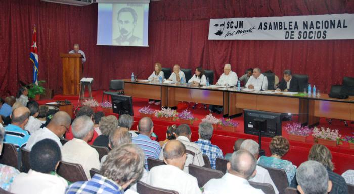 Asamblea Nacional de Socios de la Sociedad Cultural José Martí. En el centro, de izquierda a derecha, Armando Hart, presidente de la Sociedad  y director del Programa Martiano, y Erasmo Lazcano López, Vicepresidente Primero de la Sociedad.