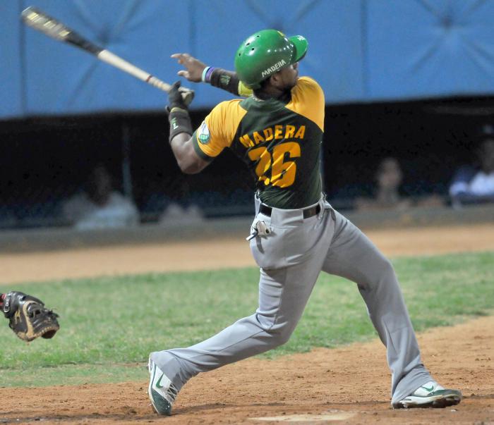 Osniel Madera bateó de 5-3, con jonrón y cuatro carreras impulsadas en el partido ganado a Santiago este viernes.