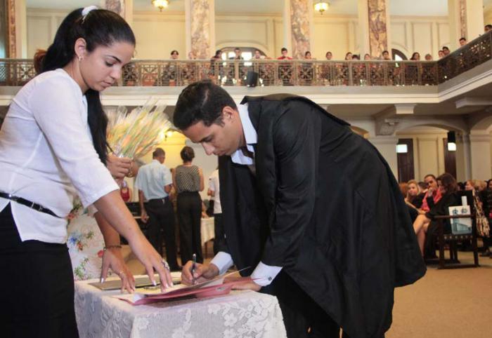 Firman Código de Ética nuevos fiscales