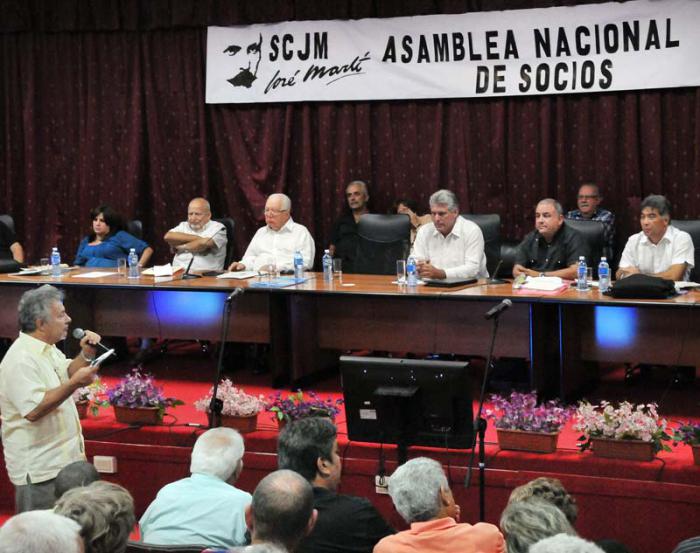 Miguel Díaz-Canel Bermúdez, Primer Vicepresidente de los Consejos de Estado y de Ministros,resumió V Asamblea general de socios,Sociedad Cultural José Martí.
a su lado Armando Hart Dávalos,Presidente  de la Sociedad Cultural José Martí y Erasmo Lazcano.Habla Enrique Avila,Artista de la Plastica