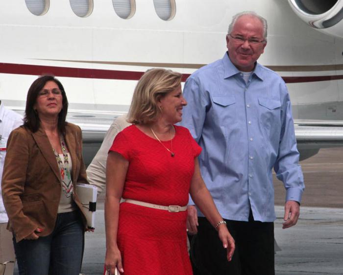 Rafael Ramírez fue recibido en el Aeropuerto Internacional José Martí por la viceministra de Relaciones Exteriores de Cuba, Ana Teresita González Fraga.