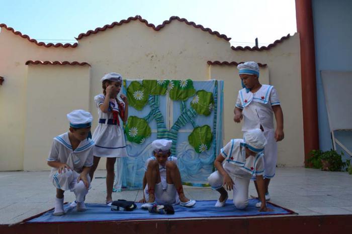 Actuación del grupo de teatro infantil Abracadabra, de Camagüey. 