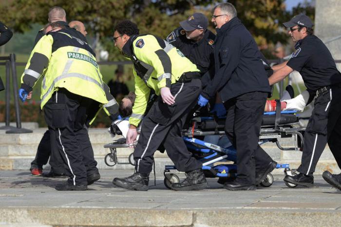 Un soldado canadiense, que montaba guardia en un monumento en la capital de Canadá, murió a causa del disparo de un pistolero