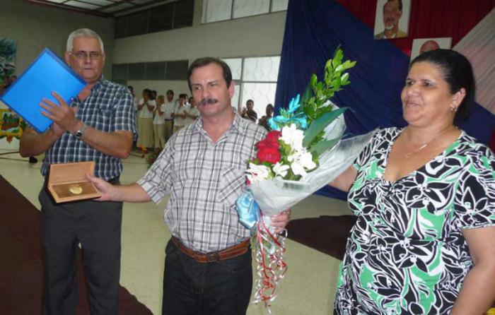 Fernando González Llort, Héroe de la República de Cuba, uno de los Cinco luchadores antiteristas cubanos y vicepresidente del ICAP, recibió el Escudo de Pinar del Río. En la foto Fernando al centro, acompañado por Gladys Martínez Verdecia, primera secretaria del Partido en el territorio, y Ernesto Barreto Castillo, presidente de la Asamblea Provincial del Poder Popular 