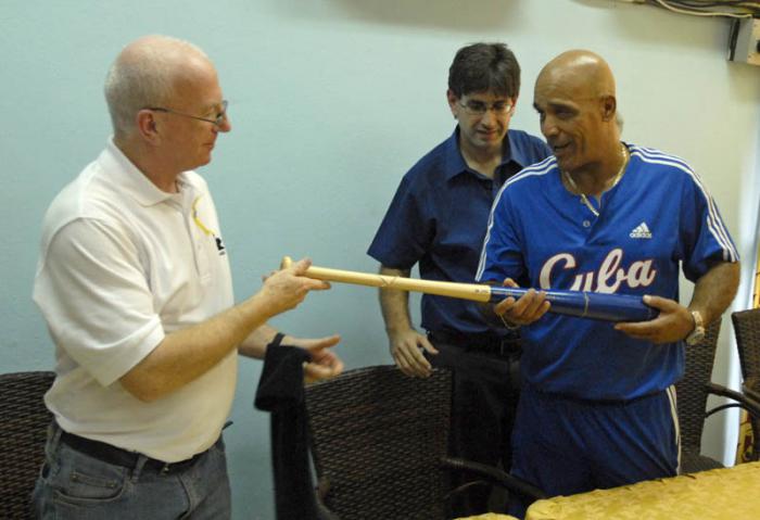 Bates entregados por Bill Ryan al equipo Industriales