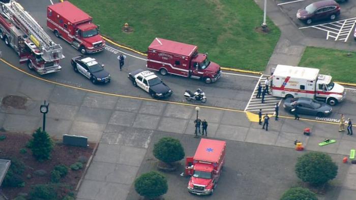 Tiroteo EEUU. En el exterior del instituto de enseñanza secundaria Pilchuck, con más de dos mil estudiantes, se desplegó un fuerte operativo policial. 