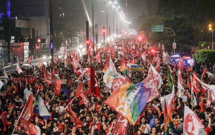 Millones de personas salieron a celebrar por todo Brasil la victoria del PT.  