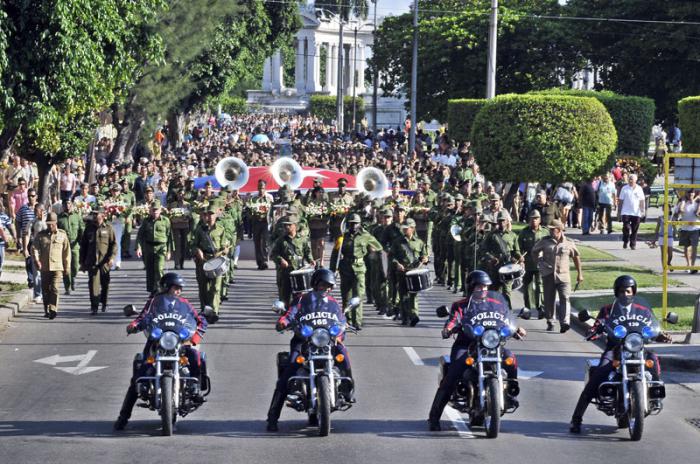 Peregrinación desde la Plaza de la Revolución hasta el malecón con motivo del aniversario 55 de la desaparición física de Camilo Cienfuegos. Rinden tributo al Héroe de Yagüajay, Comandante Camilo Cienfuegos. 