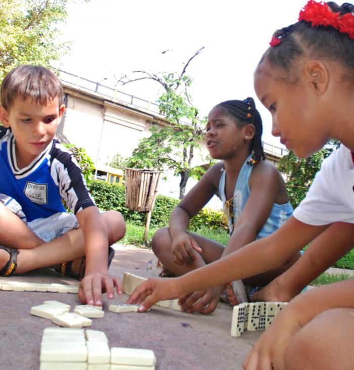 Niños jugando dominó 