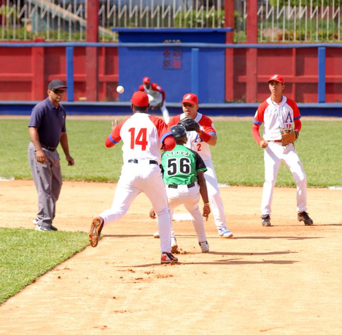 53 Serie Nacional de Beisbol-Juego de pelota entre los equipos de Artemisa y Cienfuegos.
Foto: Ismael Batista Ramirez 12/11/2013
Beis3777