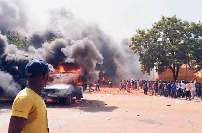 El país vivió el jueves un día de caos, con el incendio del parlamento y el asalto a la te­levisión pública. 