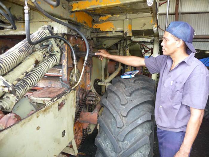 Arduo es el trabajo de reparación de las combinadas. 