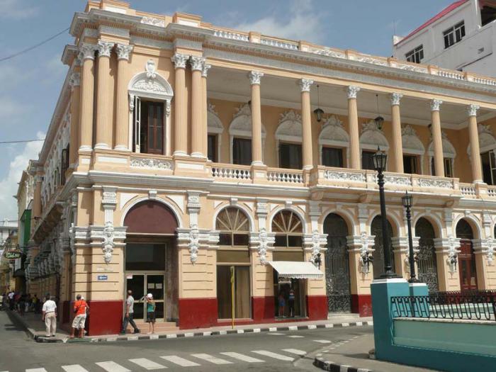 En el edificio de la Sala de Arte, se izó por primera vez en la ciudad la bandera cubana, en 1899. 