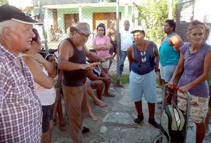 Al conocer de la presencia de Granma, numerosos vecinos de la parte alta del Fénix, se sumaron de forma espontánea al esclarecimiento de la situación. 