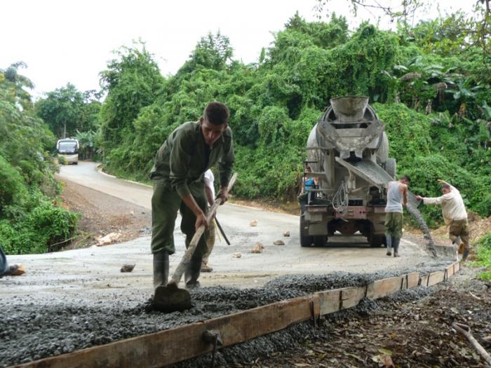 Vial Cajobabo-La Máquina--A punto de concluir el hormigonado de la loma El Guárano.