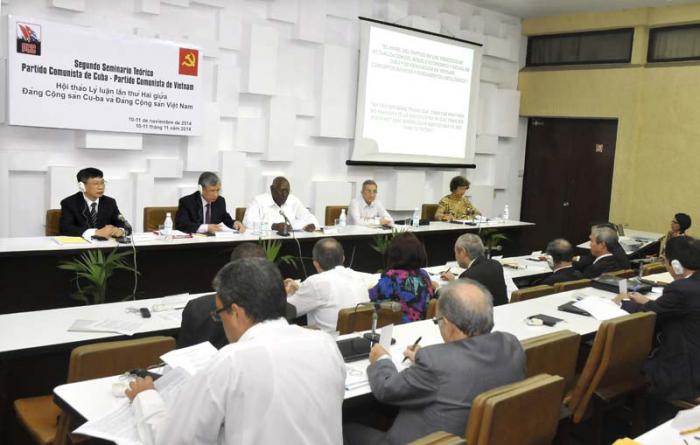 Los delegados de Cuba y Vietnam intercambian aspectos conceptuales y experiencias prácticas sobre la labor del Partido en las actuales circunstancias nacionales. 