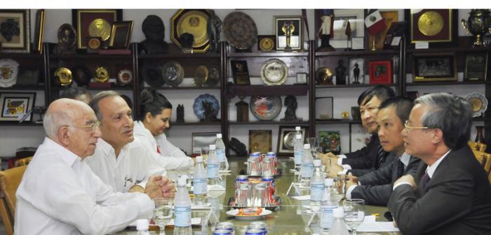 José Ramón Machado Ventura, Segundo Secretario del CCPCC y vicepresidente de los Consejos de Estado y de Ministros, recibió en la sede del Comité Central a Tranc Quoc Vuong, miembro del Secretariado y jefe de la oficina General del Comité Central del Partido Comunista de Vietnam. Presente también José Ramón Balaguer Cabrera, miembro del Secretariado del CCPCC, así como el resto de los integrantes de la delegación vietnamita.