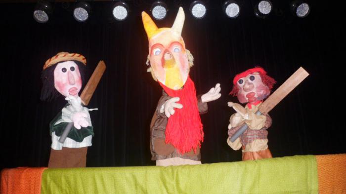 Títeres Polichinela al centro. Foto: Cortesía del autor: Armando Morales (Director del Teatro Nacional de Guiñol.)