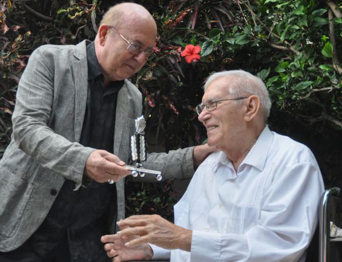 El actor cubano, Salvador Wood, recibió de manos de Miguel Barnet, Presidente de la UNEAC, el Premio Coral de Honor, en su casa en el reparto Cojimar, Alamar.