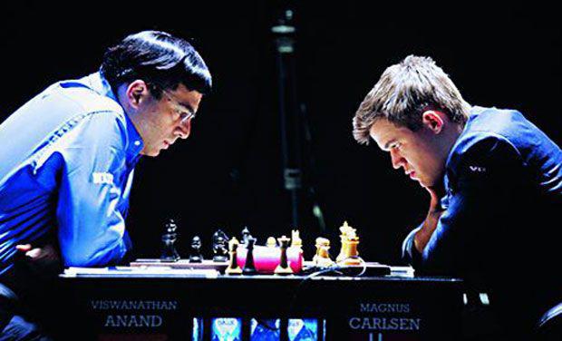 Magnus Carlsen (a la derecha) solo necesitó una decena de desafíos para vencer de forma inobjetable a Viseanathan Anand en su match precedent