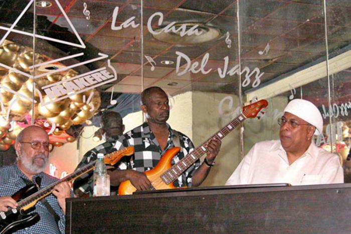De izquierda a derecha, Carlos Emilio, Jorge Reyes y Chu­cho Valdés. Chucho en La casa del JAZZ