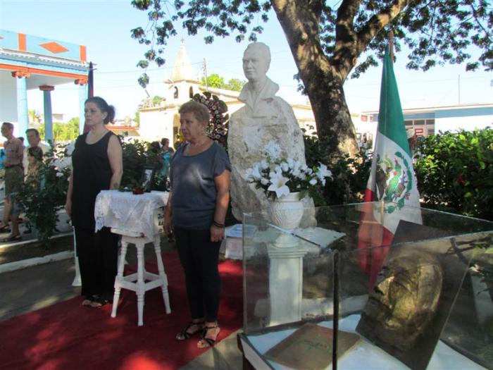 El homenaje a Fayad Jamís incluyó guardia de honor en el parque de Guayos.  